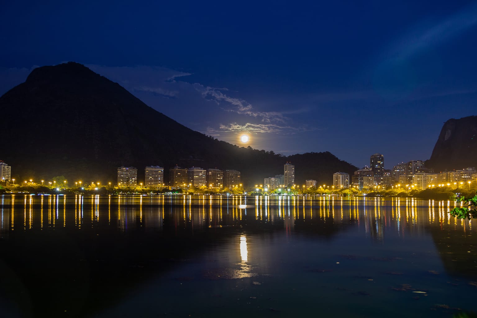 born of the full moon, in Lagoon Rodrigo de freitas in rio de janeiro Brazil